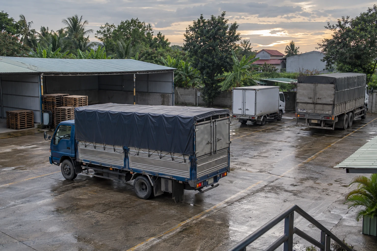 Xe tải đỗ tại điểm tập kết hàng, minh họa giao hàng VinFast Vũng Áng từ Nghệ An
