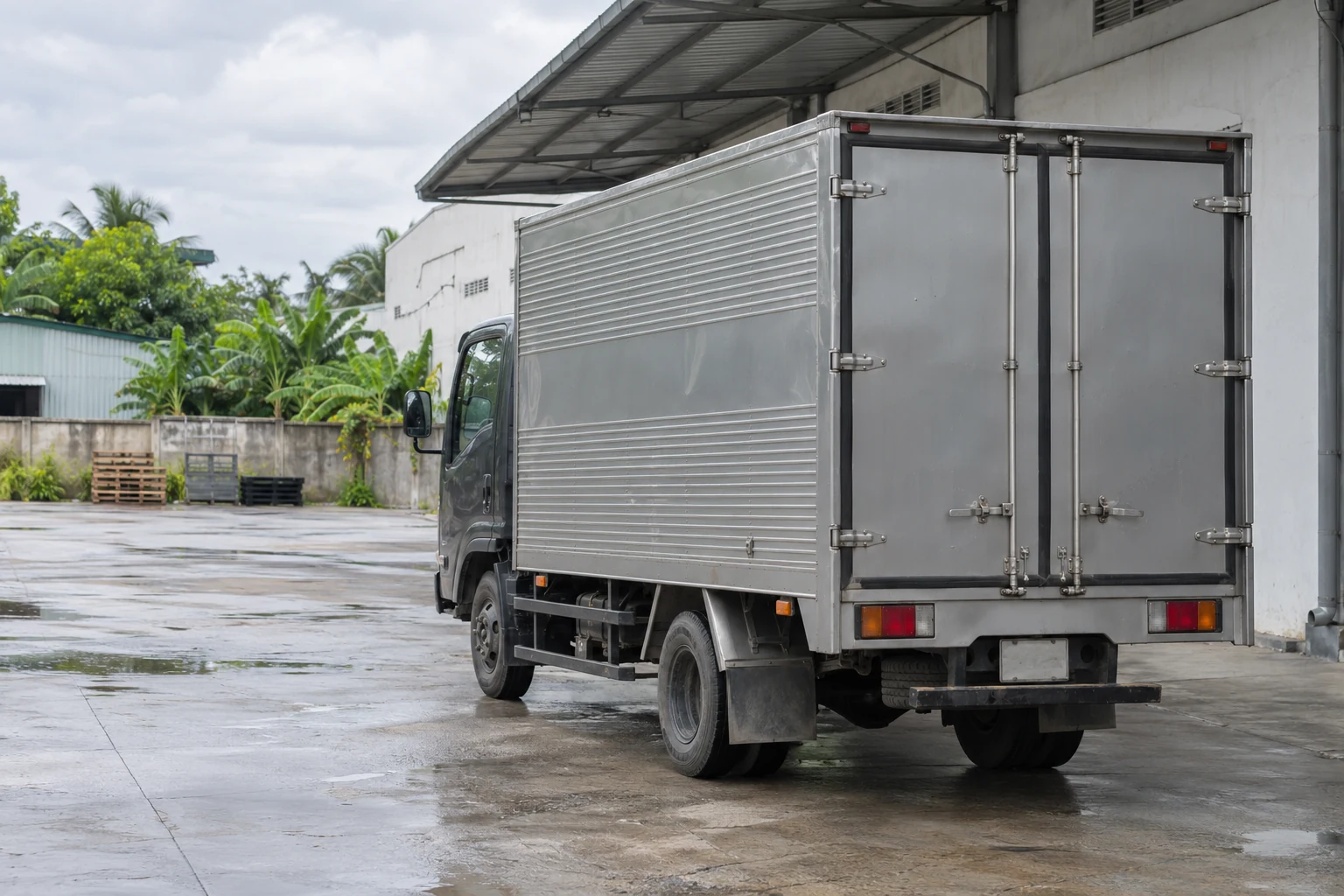 Xe tải thùng kín đỗ ngoài trời, minh họa bao xe Thanh Hóa Hà Tĩnh